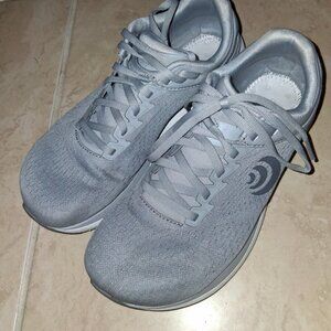Men's Athletic Shoes in Light Gray